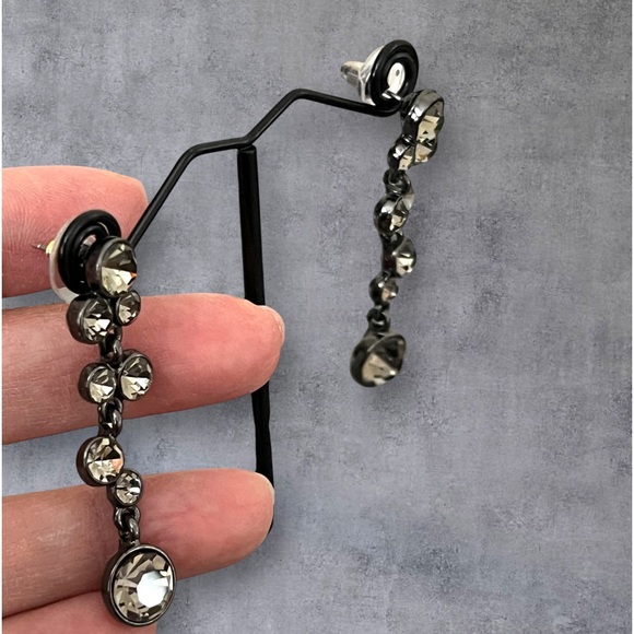 Long dangling crystal earrings black metal - Picture 2 of 5